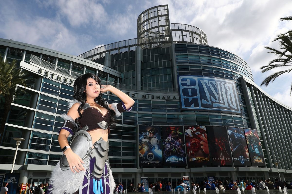 здание и девушка