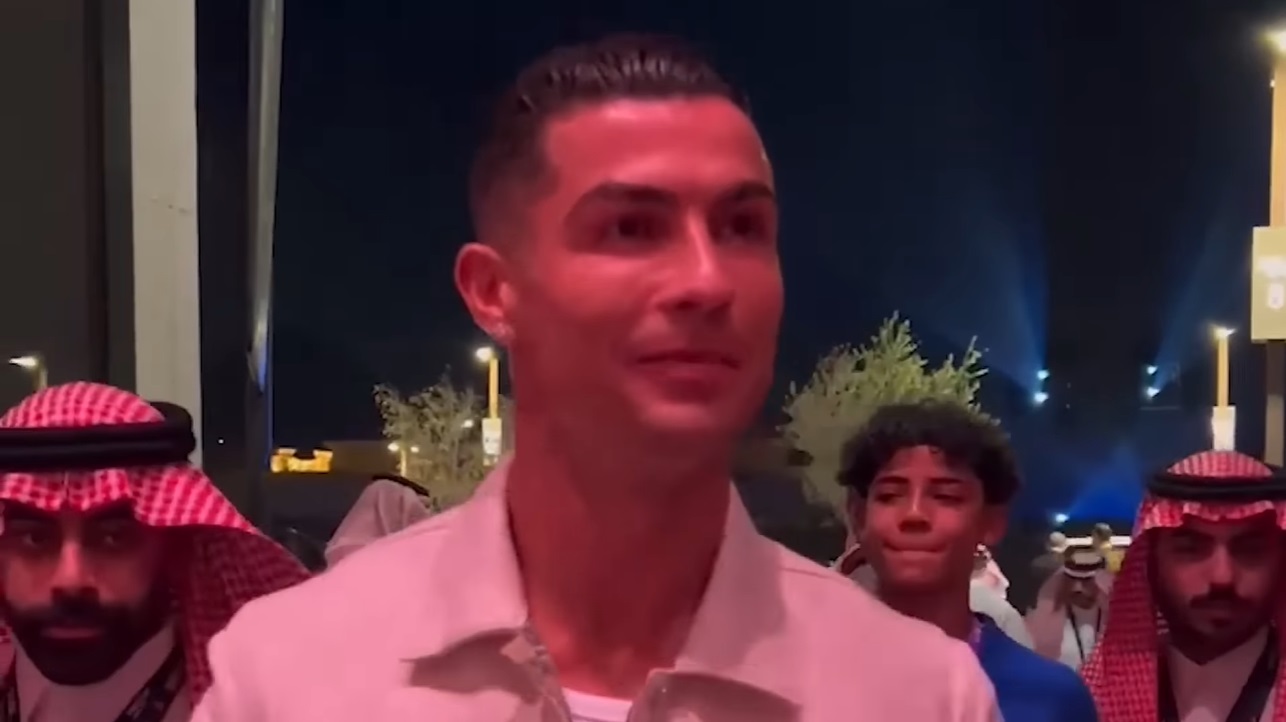 Ronaldo com seu filho na luta de Usyk