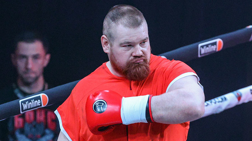 На ринге в перчатках Вячеслав Дацик