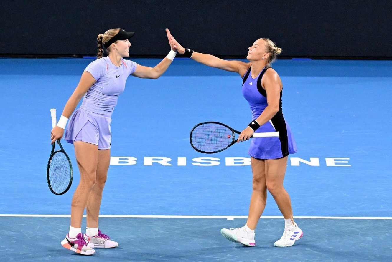 Andreeva a Shnajder šli suverénně do semifinálové zatáčky dvojčat